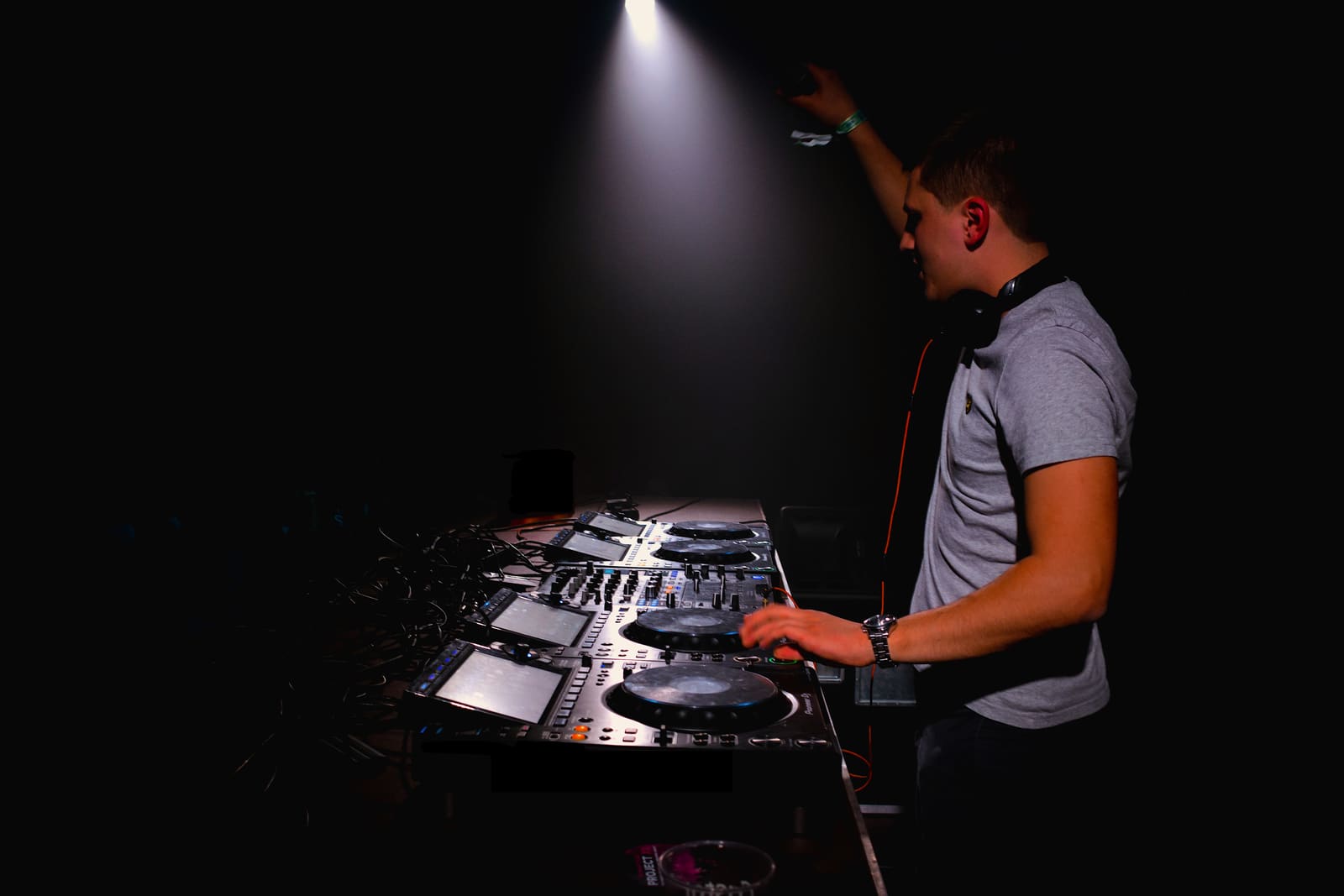 DJ Feliz behind the decks at Bal van College